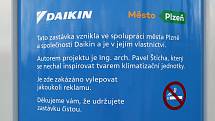 Zastávku nechala zhotovit firma Daikin, která je i jejím majitelem. Podle primárota Martina Zrzaveckého se jedná o první soukromou zastávku MHD v ČR