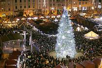 Vánoční strom na náměstí Republiky v Plzni v roce 2022. 