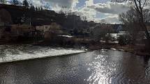 Řeka Mže ve Stříbře, na které byla přehrada vybudována.