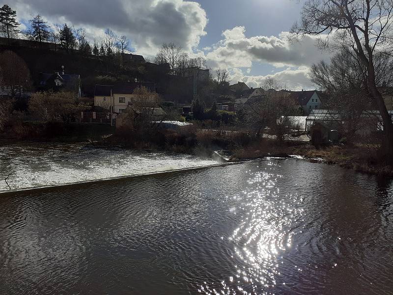 Řeka Mže ve Stříbře, na které byla přehrada vybudována.