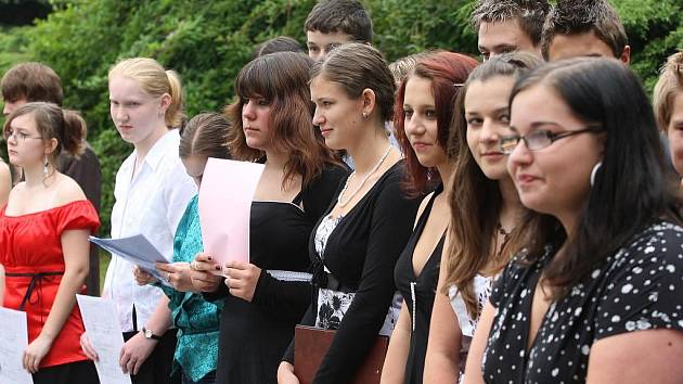 Poslední zvonění dojalo žáky devátých tříd 34. základní školy v Plzni na Lochotíně k slzám