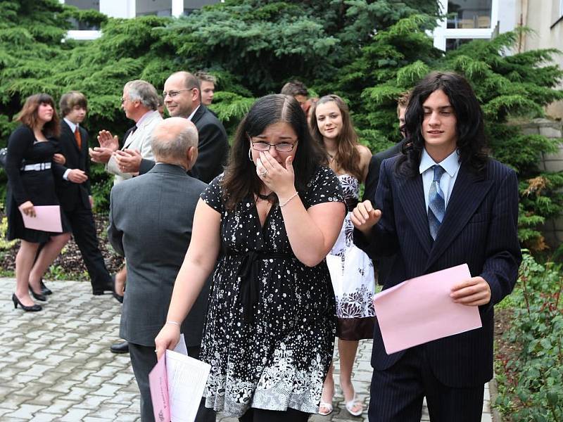 Poslední zvonění dojalo žáky devátých tříd 34. základní školy v Plzni na Lochotíně k slzám