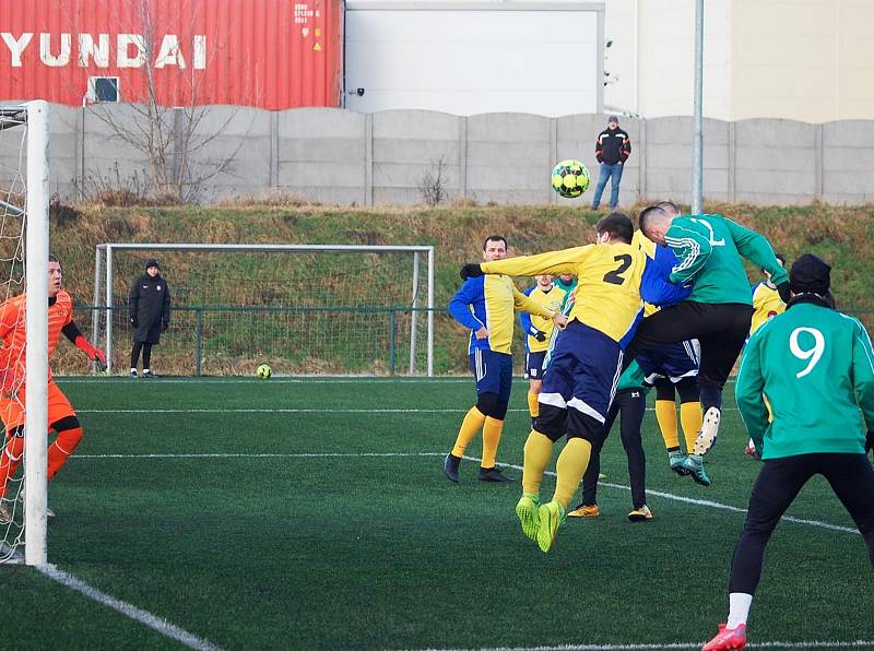 Fotbalisté Tachova (v zelených dresech) prohráli v přípravném zápase s Doubravkou (ve žlutých) 1:4.