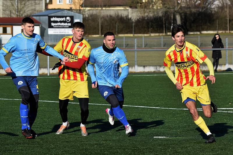 Zimní příprava: Junior Strakonice - FK Nepomuk (na snímku fotbalisté v modrých dresech) 6:2 (4:0).