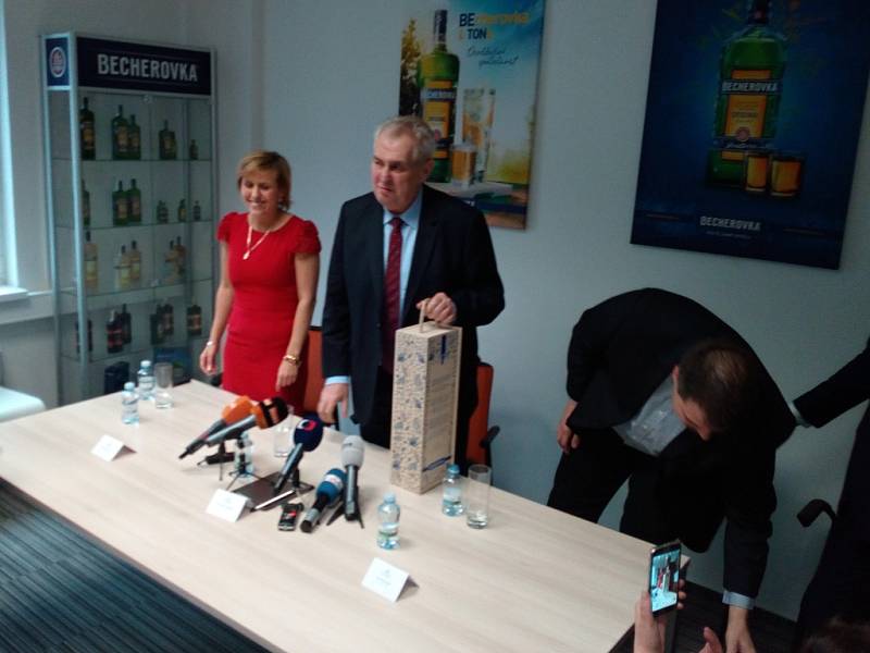 Prezident Miloš Zeman během návštěvy likérky Jan Becher v Karlových Varech
