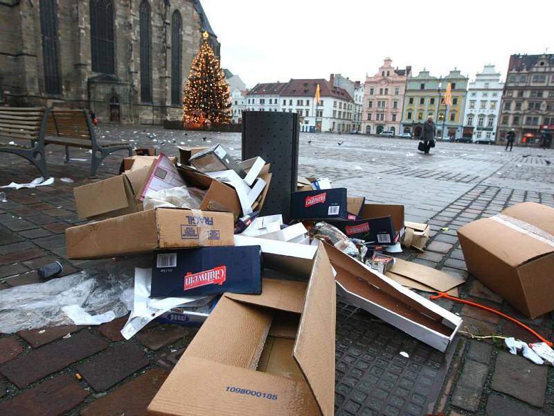 Po rozsvícení vánočního stromu zbyla na náměstí Republiky spousta nepořádku