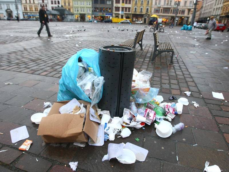 Po rozsvícení vánočního stromu zbyla na náměstí Republiky spousta nepořádku