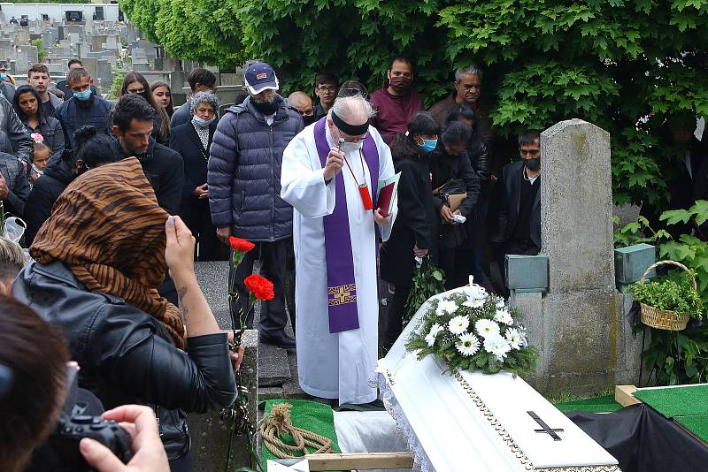 Rodina a blízcí se v pátek rozloučili s oběťmi tragické dopravní nehody osobního auta a vlaku u Kamenného Újezdu na Plzeňsku. Poslední rozloučení proběhlo na hřbitově v Nýřanech.