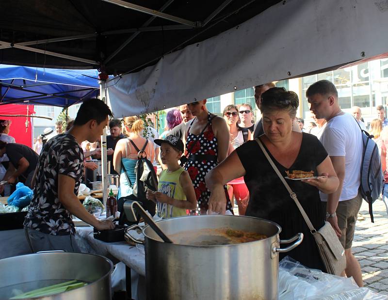 Desítky druhů polévek degustovali návštěvníci v areálu Plzeňského Prazdroje.