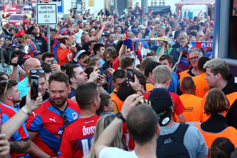 Fotbalisté Viktorie Plzeň po zisku šestého mistrovského titulu zamířili s pohárem za fanoušky do centra Plzně. Na náměstí Republiky se na oslavě sešlo několik tisíc fotbalových příznivců.