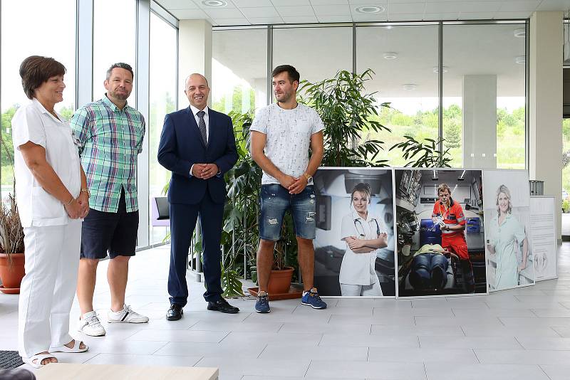 Zpěvák Marek Ztracený a fotbalový trenér Pavel Horváth přinesli fotografické obrazy z kalendáře Time, pro který sami pózovali. Výnos z prodeje kalendáře podpoří nadaci Onkoláček.