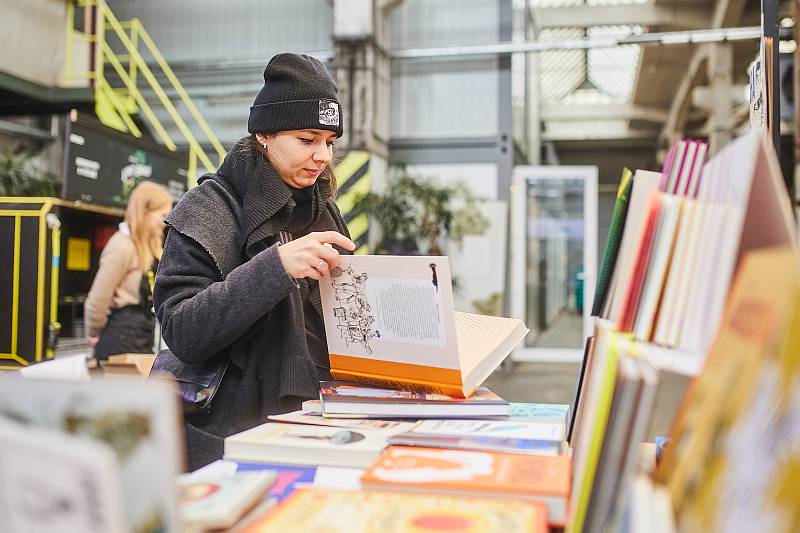Mint Market v plzeňském DEPU 2015 tentokrát rozšířený o Bookfest nabídl v sobotu a neděli desinovou módu výtvarníků a výrobců z Čech, Slovenska a Ukrajiny a také produkci knih menších nakladatelství. 