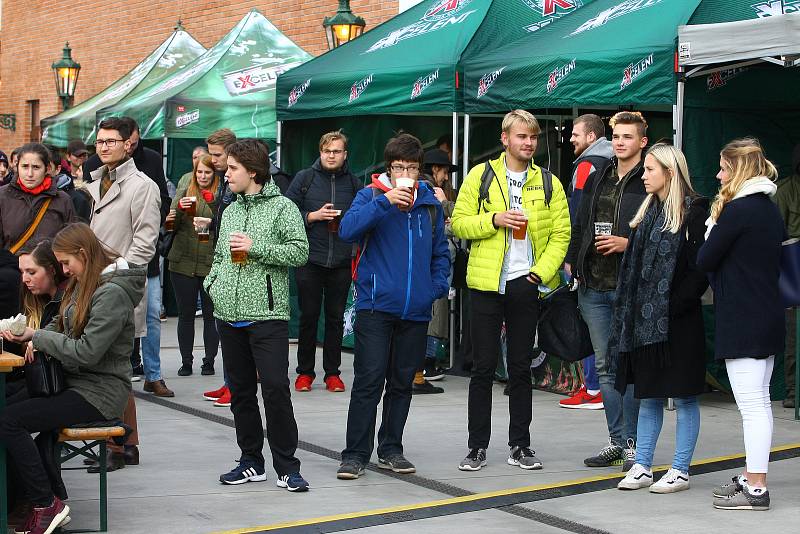 Pivo s rektorem - akce pro studenty ZČU v Plzni, na které rektor Miroslav Holeček čepuje vlastnoručně pivo studentům, se uskutečnila na horním nádvoří pivovaru Plzeňský Prazdroj. Várku piva založil rektor společně se sládky pivovaru.