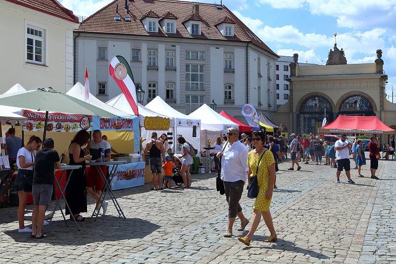 Návštěvníci gastrofestivalu Street Food Plzeň v pivovaru Prazdroj mohli ochutnat ze široké nabídky asijských specialit, čerstvých ryb, šťavnatých burgerů, tradičních pokrmů z dalekých zemí, ale i sladkých dezertů a plzeňského piva.