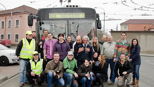 Kamarádi připravili řidiči trolejbusu rozlučku přímo ve voze