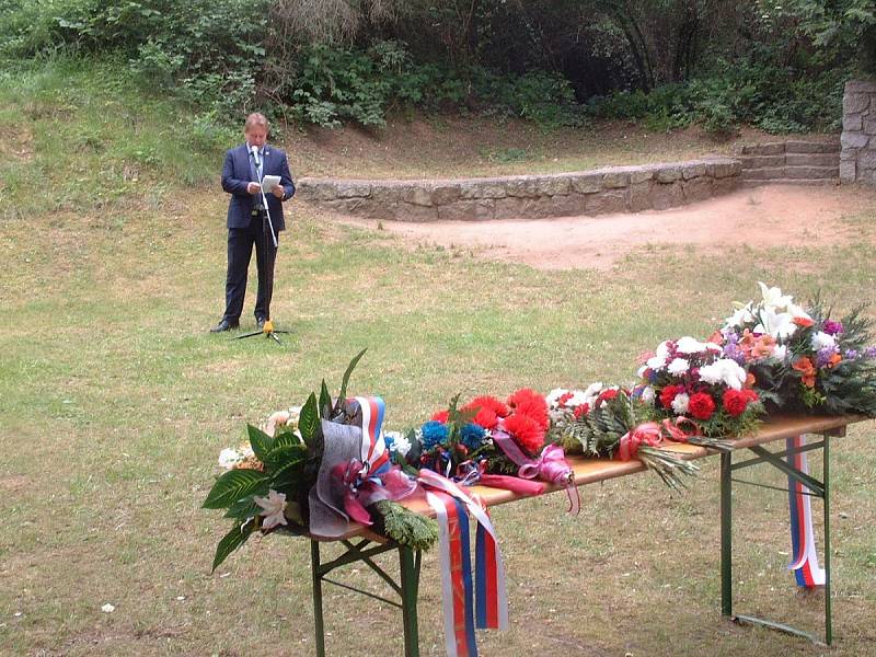 Uctění památky obětí teroru heydrichiády v Suchém dolu ve Vejprnicích
