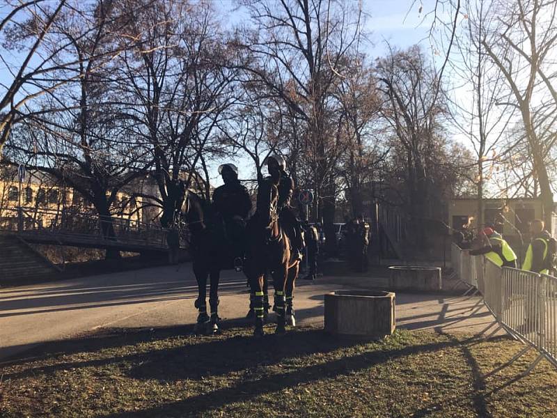 Fanoušci míří na stadion, policie povolala posily