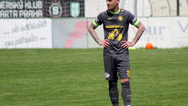 FORTUNA ČFL, skupina A (24. kolo): FK Loko Vltavín (na snímku fotbalisté v zelených dresech) - FK ROBSTAV Přeštice (tmavé dresy) 3:2.