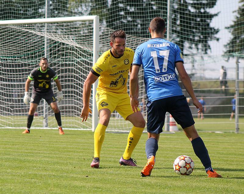 5. kolo FORTUNA ČFL, skupina A: FK ROBSTAV Přeštice (na snímku fotbalisté ve žlutých dresech) - TJ Jiskra Domažlice (modří) 5:1 (2:0).