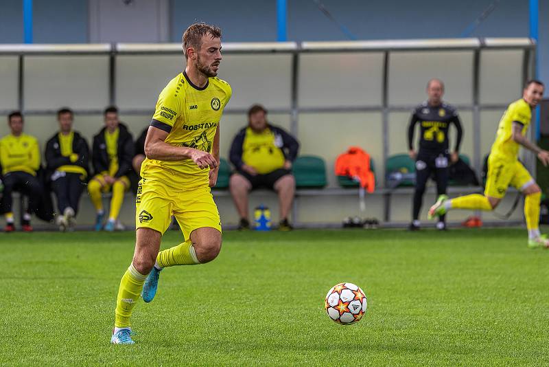 7. kolo FORTUNA ČFL, skupina A: FK ROBSTAV Přeštice (na snímku fotbalisté ve žlutých dresech) - FK Baník Sokolov 0:2.