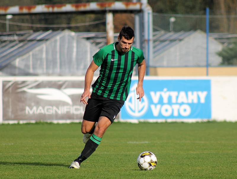 13. kolo FORTUNA divize A: SK SENCO Doubravka (na snímku fotbalisté ve žlutých dresech) - FC Rokycany 4:0 (3:0).