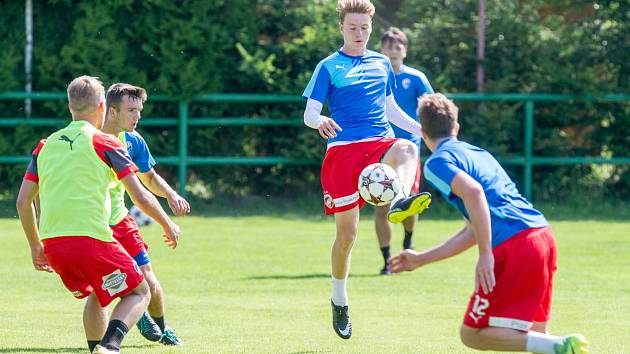 Úvodní trénink  pod vedením staronového trenéra Jiřího Kohouta absolvoval na hřišti v Ledcích  juniorský celek FC Viktorie Plzeň.