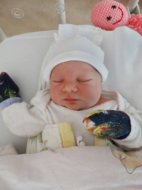 Ema Pecinová se narodila 5. listopadu 12 minut po půlnoci mamince Nikole a tatínkovi Vladimírovi z Plzně. Po příchodu na svět v plzeňské FN vážila jejich prvorozená dcerka 3700 gramů a měřila 52 cm.