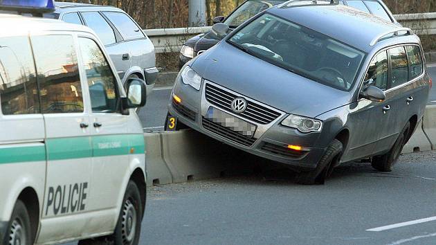 Na svodidlech oddělujících jízdní pruhy v Jízdecké ulici v centru Plzně skončil v úterý kolem deváté hodiny ráno Volkswagen Passat