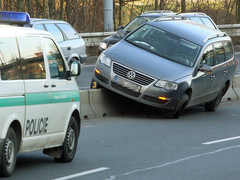 Na svodidlech oddělujících jízdní pruhy v Jízdecké ulici v centru Plzně skončil v úterý kolem deváté hodiny ráno Volkswagen Passat