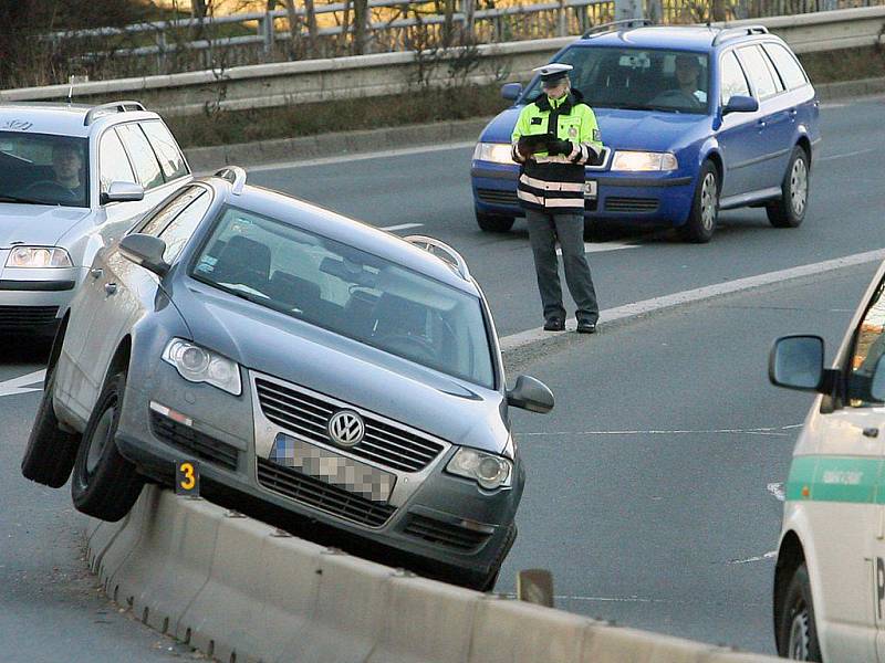 Na svodidlech oddělujících jízdní pruhy v Jízdecké ulici v centru Plzně skončil v úterý kolem deváté hodiny ráno Volkswagen Passat