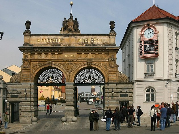 Pivní orloj vedle historické brány Plzeňského Prazdroje