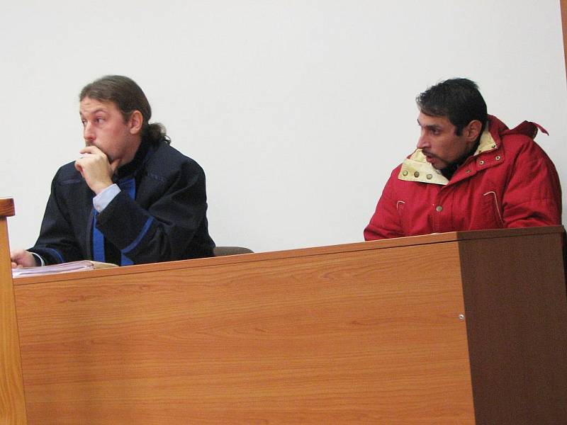 Antonín Puškár si vyslechl rozsudek od senátu Krajského soudu v Plzni. Představa sedmi let strávených v nápravném zařízení jej rozplakala a na místě si podal odvolání.