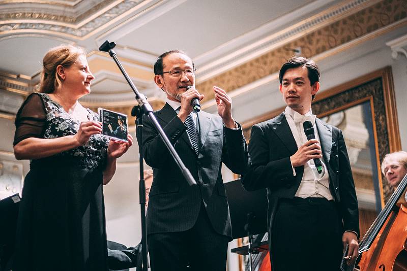 Čtvrtečnímu koncertu Plzeňské filharmonie předcházela malá slavnost, při níž bylo představeno nové CD Japonsko-české inspirace.