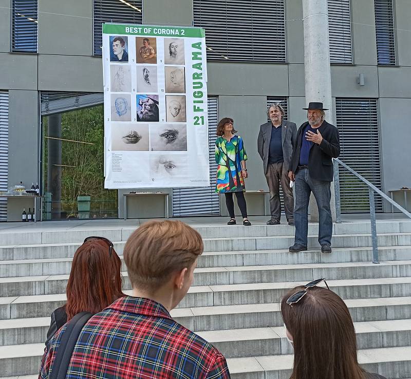 Letošní výstava figurální kresby Figurama 21 představuje v budově Univerzitní knihovny ZČU díla studentů vzniklá ještě za normální výuky, na venkovních panelech pak výběr "Best of covid" s kresbami z doby uzavřených škol. Foto: FIGURAMA