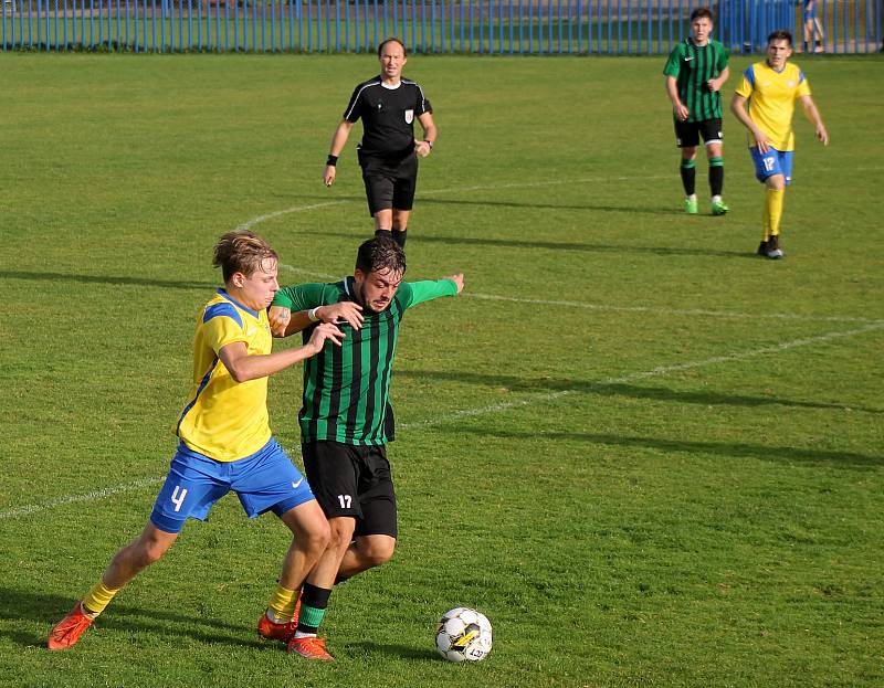 13. kolo FORTUNA divize A: SK SENCO Doubravka (na snímku fotbalisté ve žlutých dresech) - FC Rokycany 4:0 (3:0).