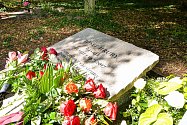 Ostatky básníka, překladatele a výtvarníka Josefa Hrubého byly uloženy do nově zřízeného čestného hrobu města Plzně na Ústředním hřbitově v Plzni v části Lesní hřbitov.