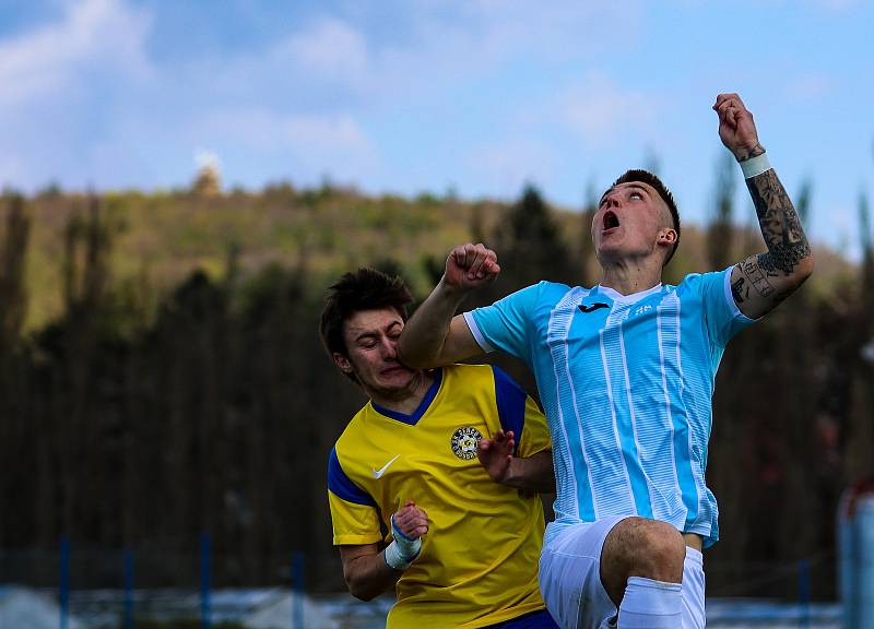 Fotbalisté SK SENCO Doubravka (na archivním snímku hráči ve žlutých dresech) porazili v závěrečném kole letošní sezony domácí Sedlčany 5:1.