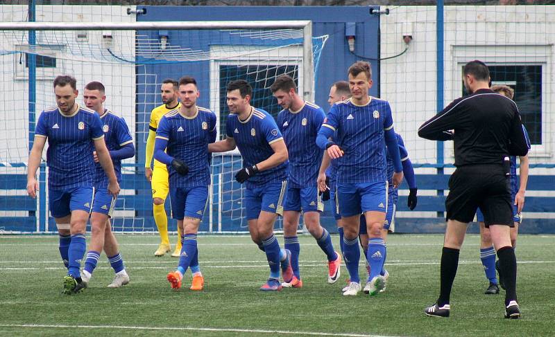 FORTUNA ČFL, skupina A (16. kolo): FK Motorlet Praha - FK ROBSTAV Přeštice (na snímku fotbalisté ve žlutých dresech) 2:0 (1:0).