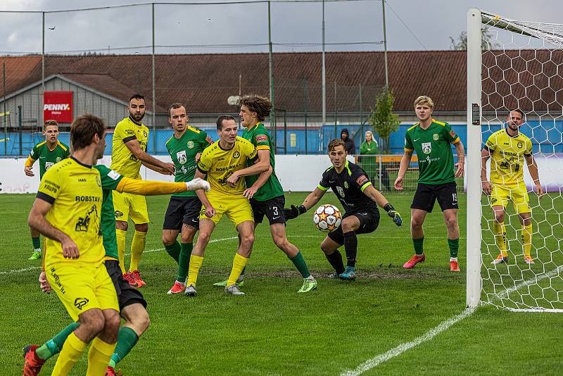 7. kolo FORTUNA ČFL, skupina A: FK ROBSTAV Přeštice (na snímku fotbalisté ve žlutých dresech) - FK Baník Sokolov 0:2.