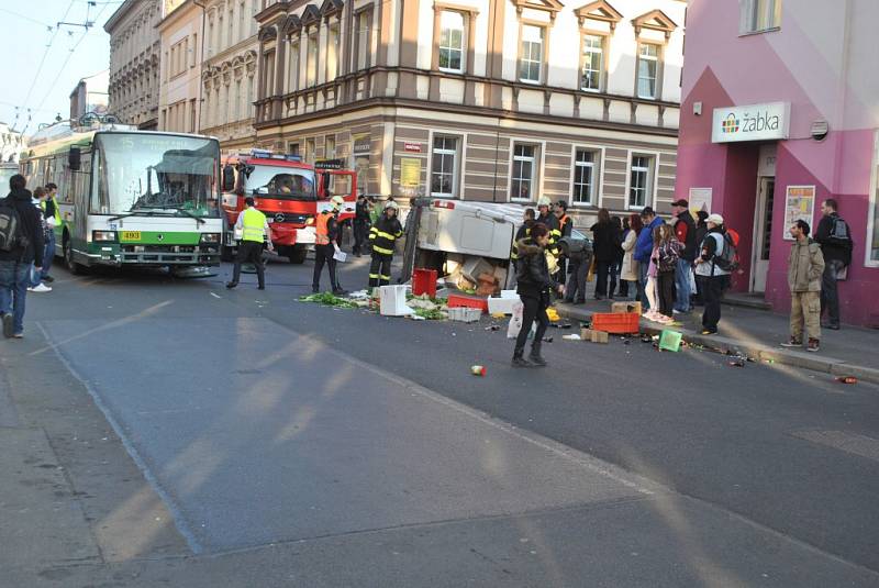 V odpoledních hodinách došlo k nehodě trolejbusu a dodávky na rohu ulic Tylova a Skrétova. Náraz dodávku převrátil na bok. Trolejbusová doprava musela být v tomto místě zastavena