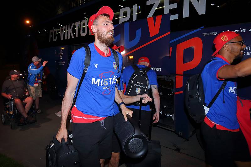 Mistři fotbalové ligy - fotbalisté FC Viktoria Plzeň se po příjezdu z utkání s Hradcem Králové do Plzně pozdravili u stadionu ve Štruncových sadech s desítkami fanoušků, kteří za nimi přišli a doprovodili je pak na oslavu do jedné z plzeňských hospod.