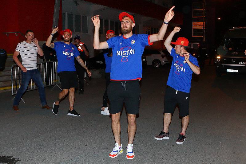 Mistři fotbalové ligy - fotbalisté FC Viktoria Plzeň se po příjezdu z utkání s Hradcem Králové do Plzně pozdravili u stadionu ve Štruncových sadech s desítkami fanoušků, kteří za nimi přišli a doprovodili je pak na oslavu do jedné z plzeňských hospod.