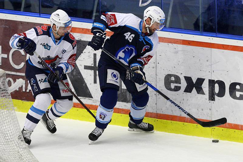 Plzeňští hokejisté porazili na domácím ledě Chomutov po nájezdech 5:4.