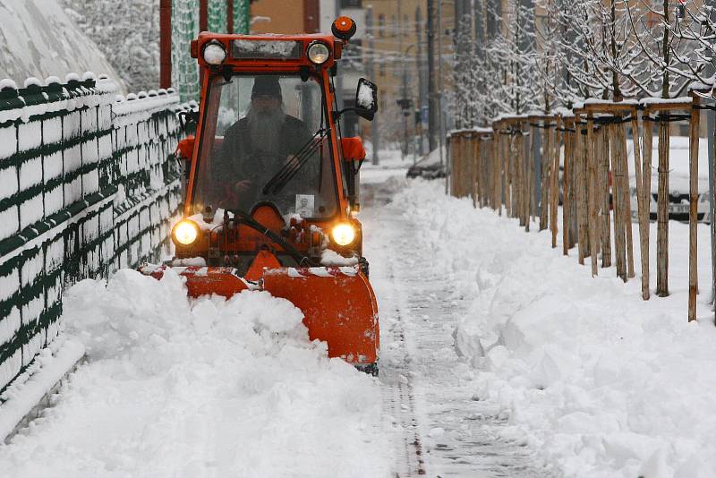 Plzeňský kraj zasypal sníh. Sypač v Dlouhé ulici v Plzni.