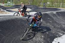 Pumptracková dráha vzniká nedaleko konečné tramvaje č. 1 v Bolevci u cyklostezky z Doubravky do Chotíkova. Okruh s vlnami a klopenými zatáčkami budou moci využívat jezdci na kole i koloběžce nebo skateboardu. Hotovo by mělo být v červnu.