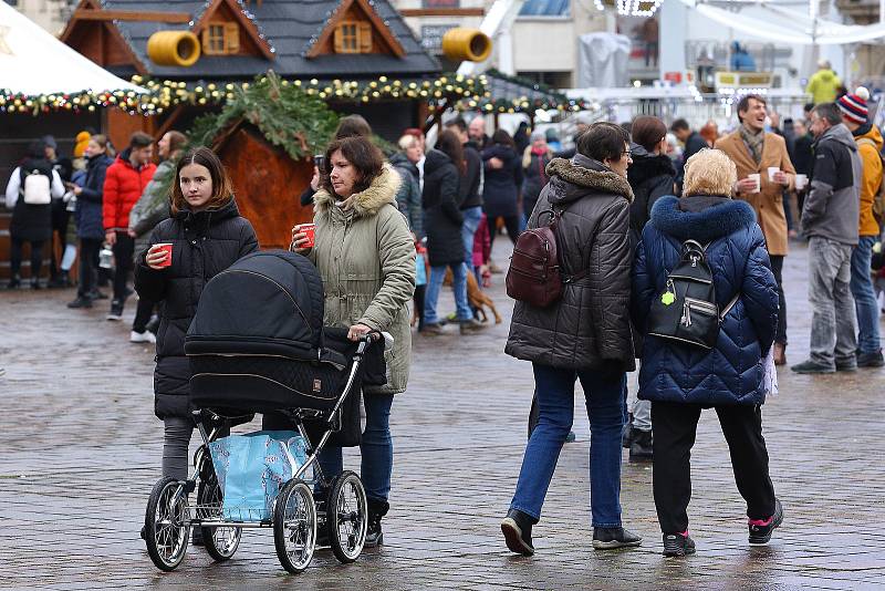 Stovky lidí se vypravily na Štědrý den do centra Plzně, kde si mohli vyzvednout od skautů Betlémské světlo.