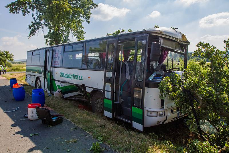 Linkový autobus se střetl s autem mezi Všeruby a Kunějovicemi.