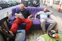Milan Holar (vlevo)  z Domažlic a Míra Vlček (vpravo) si užívali dva dny dovolené na rušné ulici v centru Plzně. Popíjeli víno a kávu, povídali si s kolemjdoucími, grilovali, četli noviny nebo sledovali filmy na DVD