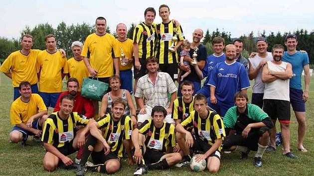 Nejlepší tři celky futsalového turnaje v Letinech,  druhý Big Beer, vítězné Jerigo a bronzový tým SK Šeptem (zleva)
