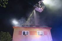 Požár rodinného domu po úderu bleskem v Blovicích.